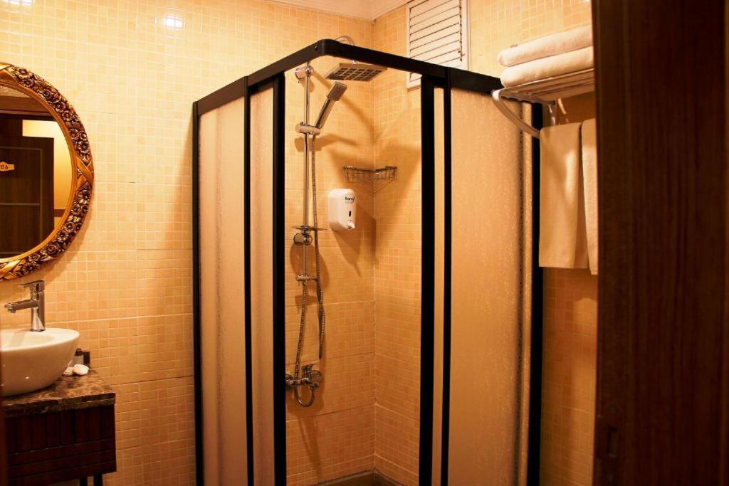 Gross Hotel Истанбул Екстериор снимка